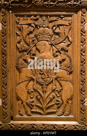 geschnitzte Holzplatte Einhorn Fabeltier Krone Rüstung Schild Mantel Arm Relief Antik Schottland schottischen Scot-UK-Vereinigtes Königreich-En Stockfoto