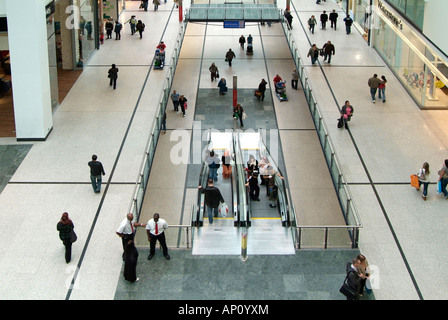 Arndale centre Manchester Bahnhofshalle Gehweg Rolltreppe Fußgänger Käufer Verbraucher Unterhaltung nach Hause virtual-Reality Techno Graben Stockfoto