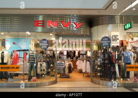 Neid Trafford Centre Manchester Männer Mann Ausstatter kleiden Kleidungsstück Top Jacke Hose Display Mall innen geschlossenen Eingang porta Stockfoto