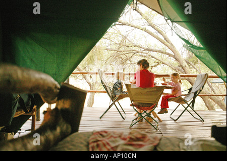 Familie Essen auf Campingstüberl, Bushcamp, Eastern Cape, Südafrika Stockfoto