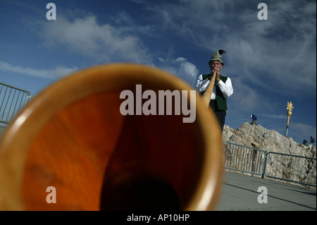 Schweizer Horn Gebläse auf Gipfel, Zugspitze, Bayern, Deutschland Stockfoto