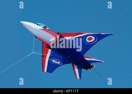 Kite Festival Flugzeug f16 Königliche Luftwaffe Roundel Jet geometrische blauer Himmel Multi Farbe Farbe Regenbogen Zug Morcambe Lancashire Nord Stockfoto