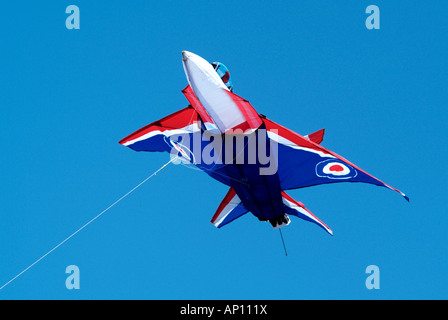 Kite Festival Flugzeug f16 Königliche Luftwaffe Roundel Jet geometrische blauer Himmel Multi Farbe Farbe Regenbogen Zug Morcambe Lancashire Nord Stockfoto