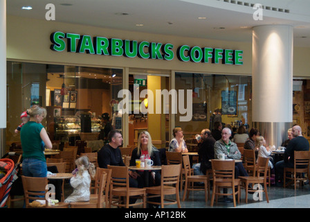 Starbucks Kaffee Café Fastfood Steckdose Tisch Stuhl selbst Service Rest nehmen eine Pause setzen Sie sich entspannen, Tee trinken Kuchen Sandwich Snack b Stockfoto
