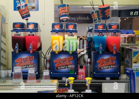 Sucka slush gekühlte kühle Frucht Saft Dispenser Fastfood helle Farbe Farbe schwarze Johannisbeere orange Limette Himbeer Apfel Trafford c Stockfoto