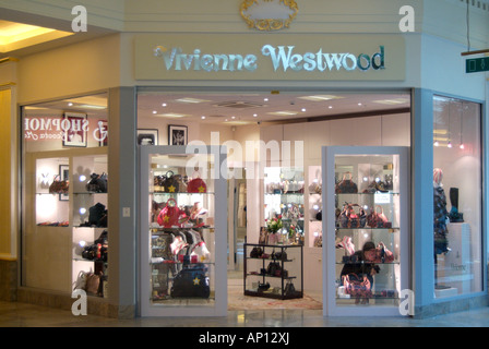 Vivienne Westwood Fenster Shop Manchester Arndale UK England England Europa Kleidung Bekleidung Männer Frauen Einzelhandel GB große Bri Stockfoto