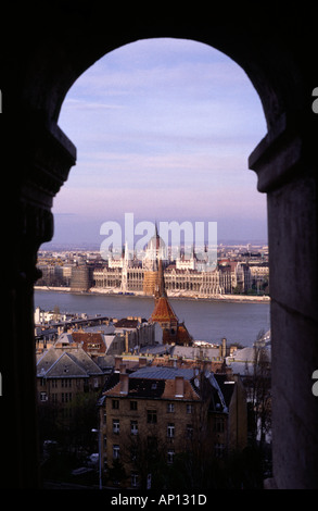 Malerische Aussicht auf die Stadt durch Kreuzgang "Fishermans Bastion" in den Burgberg Budapest Ungarn Stockfoto