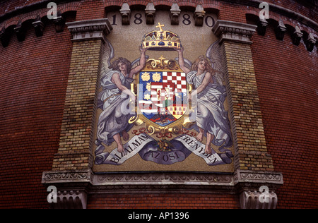 Ein altes goldenes Wappen Ungarns an einer Mauer am Fuße des Schlosshügels im Stadtteil Buda Budapest Ungarn Stockfoto