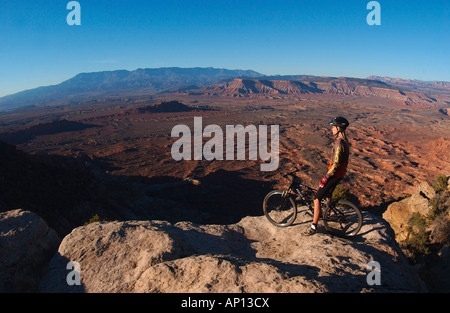 Frau auf einem Mountainbike, genießen Sie die Aussicht, Stachelbeere Trail, Zion Nationalpark, Springdale, Utah, USA Stockfoto