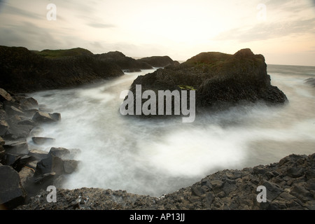 Die Aussicht vom Ballintoy Hafen in der Nähe des giant s Causeway und white Park Bay Co. Antrim-Nordirland Stockfoto