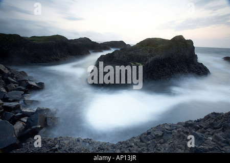 Die Aussicht vom Ballintoy Hafen in der Nähe des giant s Causeway und white Park Bay Co. Antrim-Nordirland Stockfoto