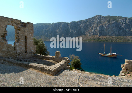 Eine Gulet verankert unter antike Ruinen, Türkei. Stockfoto