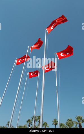 Sechs türkische Flaggen fliegen in Marmaris, Türkei, während der Hochsaison im Hochsommer Stockfoto