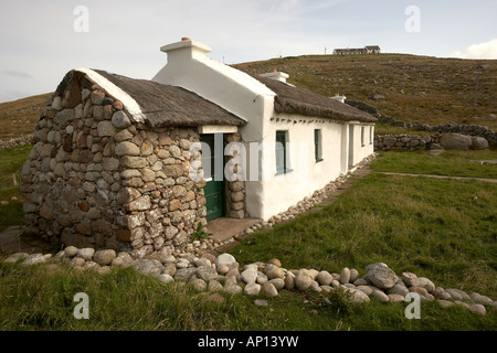 Traditionellen Reetdachhaus mit Blick auf die Atlantikküste von blutigen Foreline Nordwesten Donegal Ireland Stockfoto