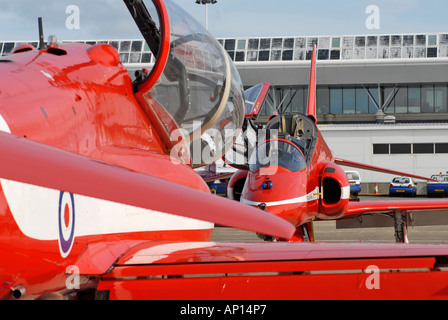 Bodenpersonal bereiten die Hawk Flugzeuge der RAF Display Team der Red Arrows in das Jersey International Air Display Stockfoto