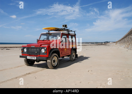 Landrover Rettungsschwimmer am Strand von St-Ouen in Jersey Stockfoto