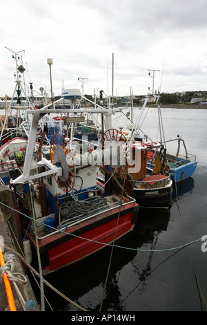 Kommerziellen Fischerboote und Trawler im Kilybegs Hafen Port Donegal Ireland Stockfoto