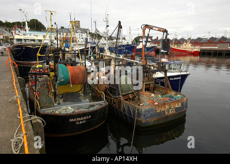 Kommerziellen Fischerboote und Trawler im Kilybegs Hafen Port Donegal Ireland Stockfoto