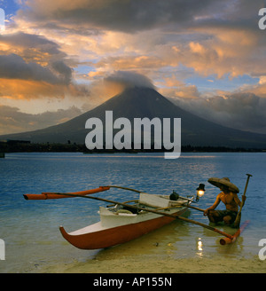 Fischer, Mayon Vulkan in der Nähe von Legazpi City, Legazpi, Insel Luzon, Philippinen Stockfoto