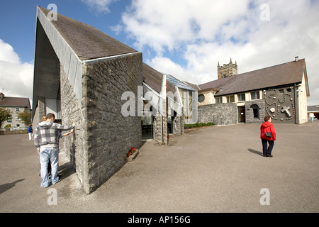 Pilger besuchen die Knock katholischen Marienwallfahrtsort wo eine göttliche Erscheinung 1879 County Mayo Republic of Ireland erschien Stockfoto