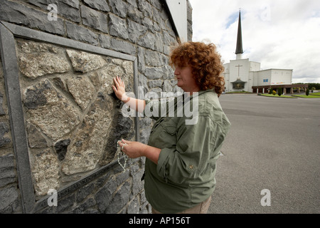 Pilger besuchen die Knock katholischen Marienwallfahrtsort wo eine göttliche Erscheinung erschien 1879 County Mayo Republic of Ireland Stockfoto