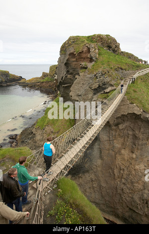 Menschen, überqueren die Carrick ein Rede-Rop überbrücken Co Antrim-Nordirland Stockfoto