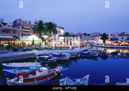 Restaurants am See Überlieferung, Ágios Nikolaos, Kreta, Griechenland Stockfoto