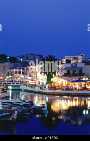 Restaurants am See Überlieferung, Ágios Nikolaos, Kreta, Griechenland Stockfoto