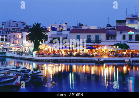 Restaurants am See Überlieferung, Ágios Nikolaos, Kreta, Griechenland Stockfoto