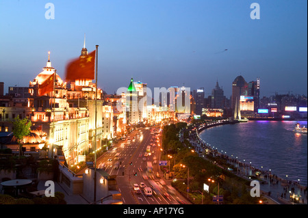 Bund, Huangpu-Fluss in der Nacht, Blick von der Dachterrasse, drei auf den Bund, Nationalflagge, Wahrzeichen, aus: "Mythos Shanghai", Shangh Stockfoto