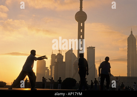 Morgengymnastik am Bund, Morgengymnastik, Bund, Taichi, Tai Chi, Skyline von Pudong Stockfoto