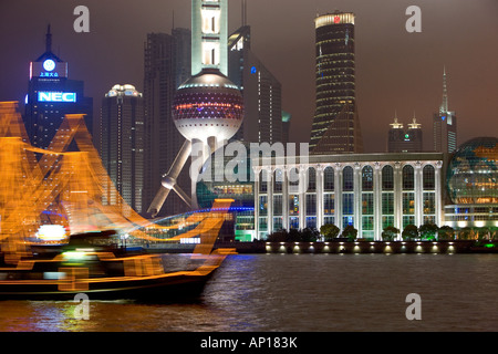 Waterfront Pudong, Huangpu-Fluss, in der Nacht, Shanghai Stockfoto