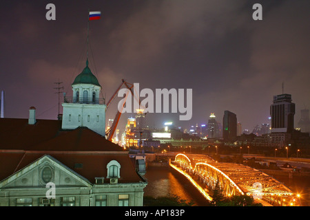 Russisches Konsulat, Blick vom Pujiang Hotel gegenüber russischen Konsulat und Waibaidu Brücke, Blick Zum Russischen Konsulat Und Waib Stockfoto