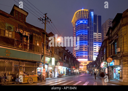 Hongkou Quartal Shanghai, Strasse, Straße, Traditionelle Bebauung, Hochhaeuser, Highrise, Wohnungsbau, Strassenkehrer, Reklame, Stockfoto