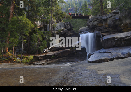 Wasserfall über dem smaragdgrünen Pool, Yosemite-Nationalpark, Kalifornien, USA Stockfoto