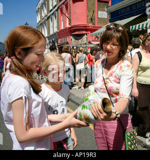 Kauf von China in Portobello Road Market, London Stockfoto