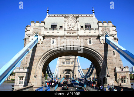 Überqueren die Tower Bridge in London Stockfoto