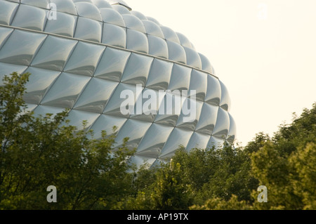 Seitenwand des Stadions Alianz mit Bäumen im Vordergrund Stockfoto