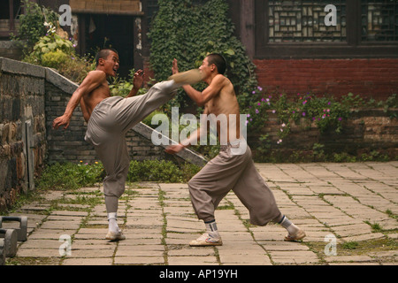 Duell und Ausbildung zwischen zwei Shaolin Mönche, Shaolin-Kloster, bekannt für Shaolin Boxen, taoistische-buddhistischen Berg Song Shan, H Stockfoto