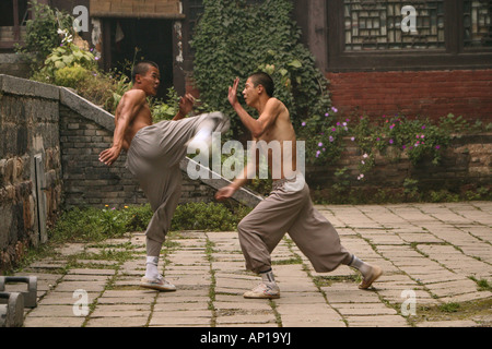 Duell und Ausbildung zwischen zwei Shaolin Mönche, Shaolin-Kloster, bekannt für Shaolin Boxen, taoistische-buddhistischen Berg Song Shan, H Stockfoto