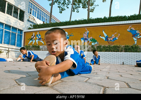 Kung Fu Training im Kindergartenalter in einem der vielen neuen Kung Fu Schulen in Dengfeng, Song Shan, Provinz Henan, China Stockfoto