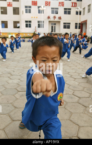 Kung Fu training im Kindergartenalter, in einem der vielen neuen Kung Fu Schulen in Dengfeng, Schule in der Nähe von Shaolin, Song Shan, Henan Stockfoto