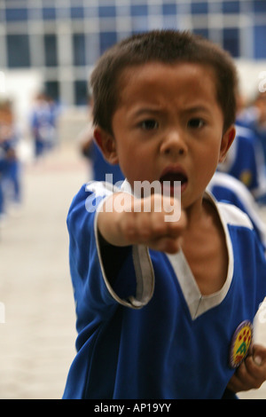 Kung Fu training im Kindergartenalter, in einem der vielen neuen Kung Fu Schulen in Dengfeng, Schule in der Nähe von Shaolin, Song Shan, Henan Stockfoto