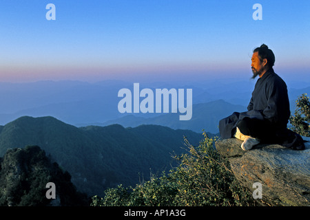 Mönch meditieren im Lotussitz, Sonnenaufgang, Goldener Saal, Jindian Gong, 1613 m hoch, Wudang Shan, taoistische Berg, Hube Stockfoto