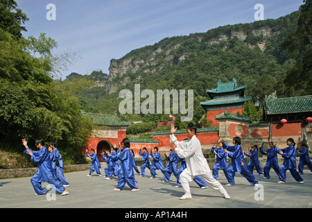 Ausbildung von Wudang Schule der Kampfkünste, vor lila Himmel Halle, Zi Xiao Gong, 1613 m hoch, Wudang Taichi Stockfoto