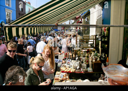 Kauf von Antiquitäten in der Portobello Road Market in London Stockfoto