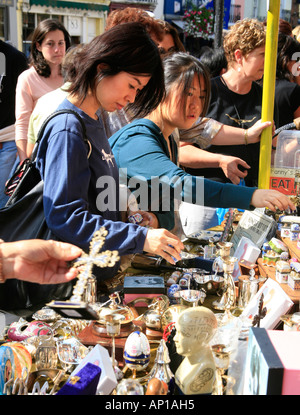 Kauf von Antiquitäten in der Portobello Road Market in London Stockfoto