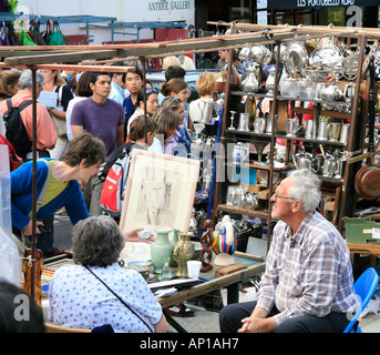 Kauf von Silber in der Portobello Road Market in London Stockfoto