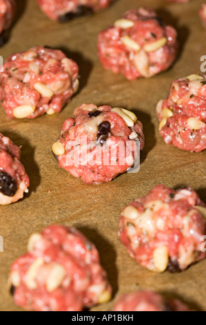 Italienische Fleischbällchen einschließlich Hackfleisch Pinienkernen und Rosinen Stockfoto