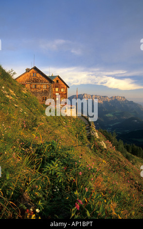 Berghütte Purtschellerhaus unter Gipfel Hoher Goell, Blick zum Untersberg, Berchtesgaden Bereich, Upper Bavaria, Bavaria, Germany Stockfoto